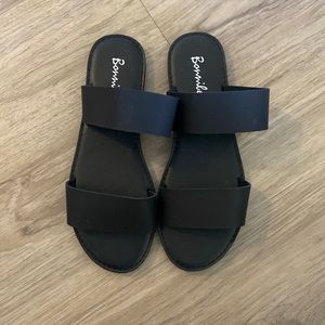 Flat strap sandal size 6